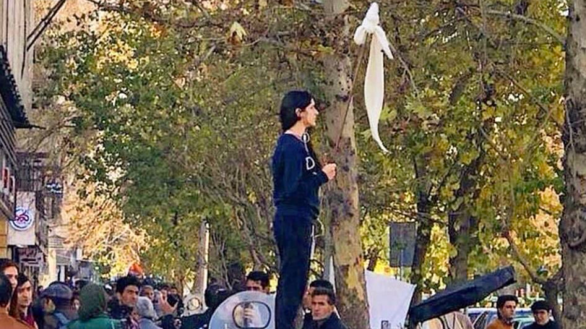 Ιράν: Αφέθηκε ελεύθερη μετά από ένα μήνα η γυναίκα που κυκλοφορούσε χωρίς μαντίλα